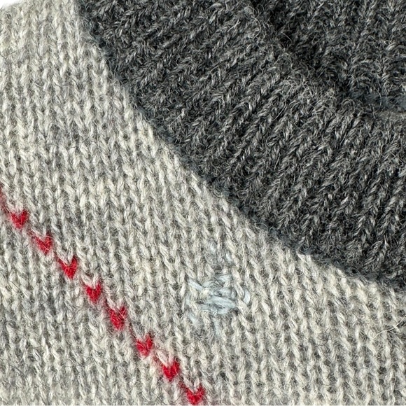 Vintage Izod 100% Virgin Wool Knit Argyle Gray Red Blue Crewneck Sweater Size 16 - Picture 7 of 7